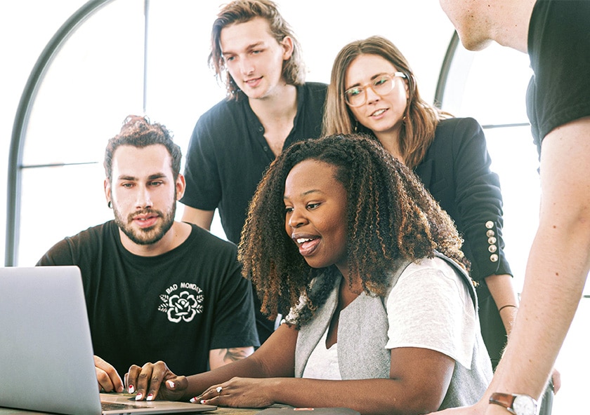 Equipe de programaçao trabalhando na criação de sites em curitiba