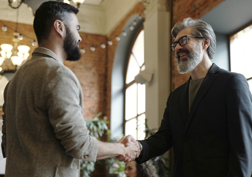 homens de negócio fechando um contrato de investimento em empresa curitiba